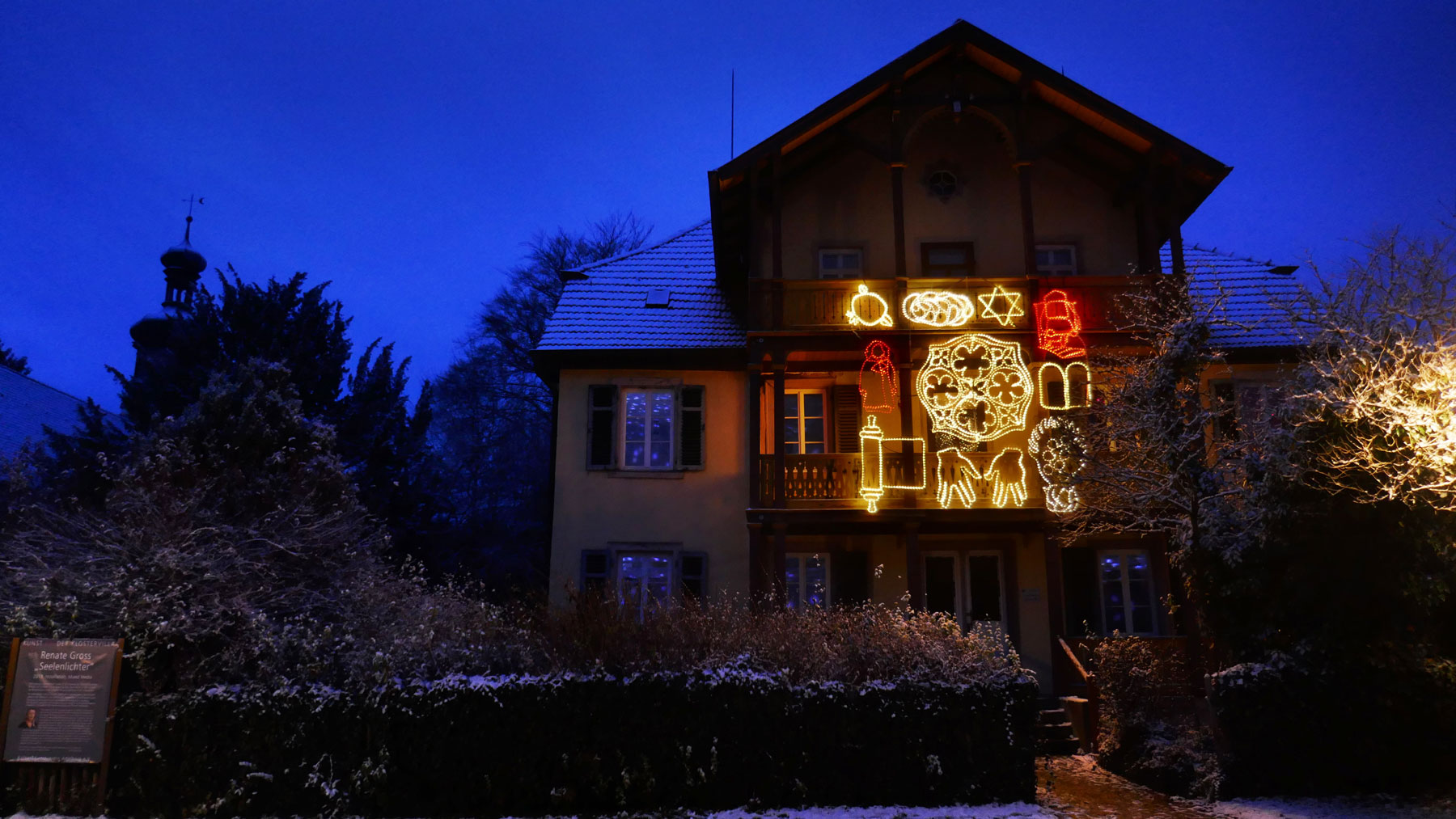 Blaues Haus am Fluss